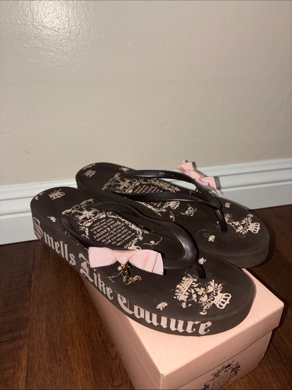 Y2K VINTAGE Juicy Couture Brown Flip Flop Wedge Sandals with Pink Bow Charms 8M - Picture 2 of 13